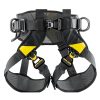 El Arnés Petzl Volt Wind Internacional, en color negro y amarillo, incluye correas ajustables, hebillas metálicas y presillas de seguridad. Adecuado para la escalada o la seguridad laboral, cumple con las normas internacionales de fiabilidad y durabilidad.