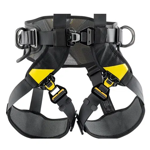 El Arnés Petzl Volt Wind Internacional, en color negro y amarillo, incluye correas ajustables, hebillas metálicas y presillas de seguridad. Adecuado para la escalada o la seguridad laboral, cumple con las normas internacionales de fiabilidad y durabilidad.