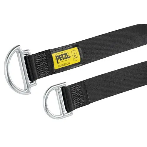 Primer plano de un cinturón Anclaje Industrial Petzl Connexion Fixe negro, que muestra hebillas de anillo D plateadas en cada extremo y una etiqueta amarilla, que enfatiza sus confiables capacidades de anclaje.