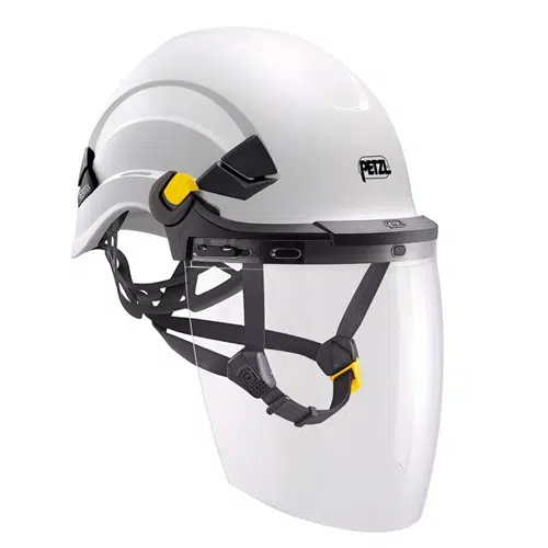 Casco de seguridad blanco con Pantalla Protectora Facial Petzl Vizen, equipado con visor transparente, correas ajustables de color gris y hebilla amarilla. Diseñado para proteger la cabeza, el casco muestra de forma destacada el logotipo de la marca "Petzl".