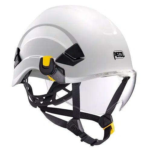 Un casco de escalada Petzl en color blanco, complementado con correas ajustables negras y amarillas, incluye la Pantalla Protectora Facial Petzl Vizir para mayor seguridad. Su diseño elegante garantiza tanto la protección esencial como el estilo para las actividades de escalada.