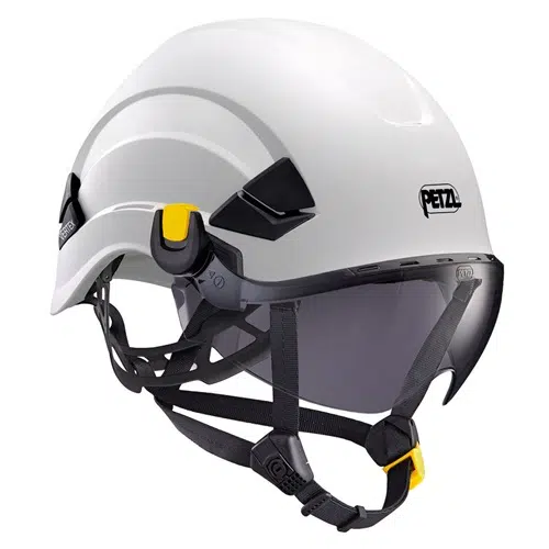 Casco de seguridad blanco con correa negra y detalles amarillos, con visera transparente. Diseñado para la protección en entornos industriales o de escalada, este casco presenta el logotipo de Petzl y se puede actualizar para una protección adicional con la Pantalla Protectora Facial Petzl Vizir Shadow.
