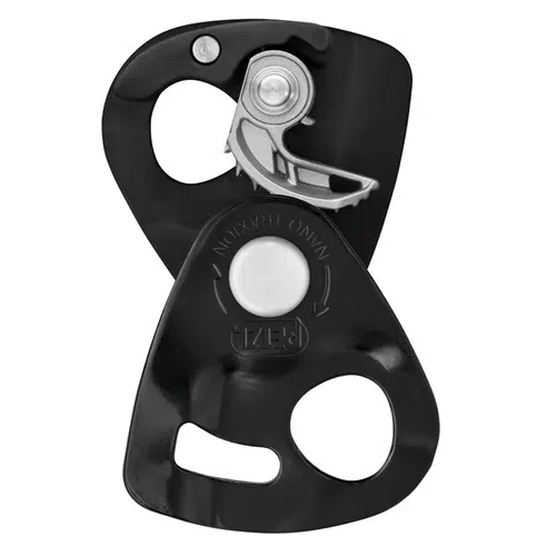 Primer plano de un bloqueador de escalada mecánico negro con empuñadura ergonómica y mecanismo de bloqueo visible, que recuerda la precisión de la polea Petzl Nano Traxion.