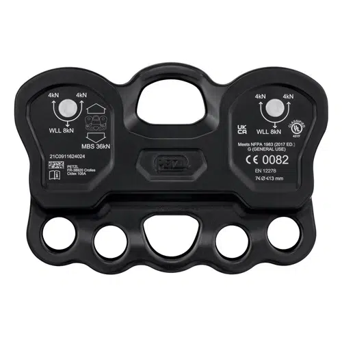 El Polea Industrial Petzl Reeve, fabricado en aluminio negro, incluye múltiples puntos de enganche y un ojal central para equipo adicional. Sus marcas indican una carga máxima de 36 kN y está claramente impreso con certificaciones de seguridad para garantizar el cumplimiento de las normas de la industria para un rendimiento confiable.