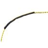 Una cuerda de color amarillo y negro, equipada con una funda protectora para cuerda fija Petzl Protec que cubre parte de su longitud, tiene un clip metálico en un extremo y se muestra sobre un fondo blanco liso.