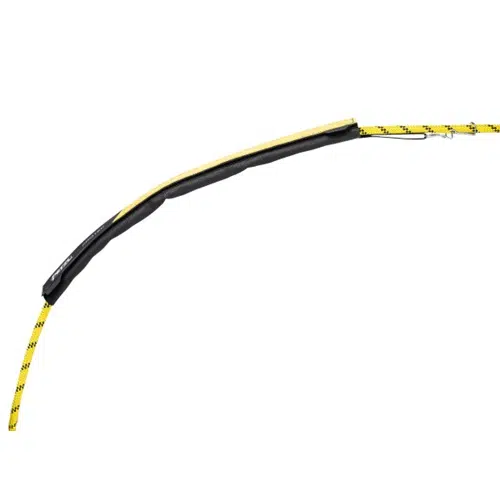 Una cuerda de color amarillo y negro, equipada con una funda protectora para cuerda fija Petzl Protec que cubre parte de su longitud, tiene un clip metálico en un extremo y se muestra sobre un fondo blanco liso.