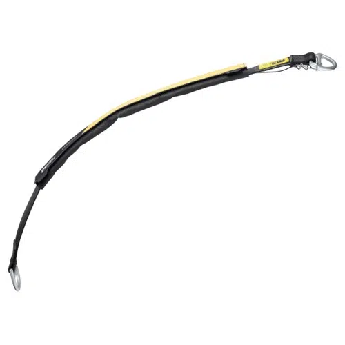 El Petzl Protec Protector para Cuerda Fija, un elemento de amarre con absorbedor de energía negro y amarillo con ganchos metálicos en ambos extremos, garantiza un impacto de caída reducido para una mayor seguridad en los sistemas de arnés.