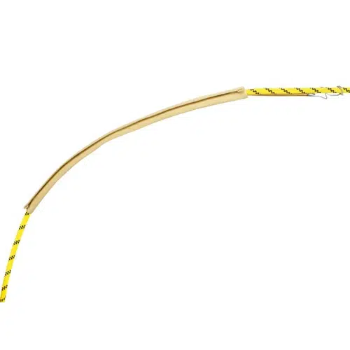 El protector para cuerda Petzl Protec Plus presenta una cuerda trenzada amarilla y negra con un bucle y una varilla metálica doblada adjunta, lo que resalta su diseño robusto para una seguridad contra tensión o tracción. Presentado sobre un fondo blanco liso, su calidad excepcional es evidente.