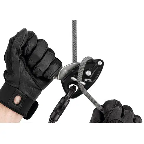Con gran destreza y utilizando manos enguantadas, se demuestra el uso de un dispositivo de seguridad en una cuerda de escalada gris, asegurado con un mosquetón de la línea Sistema Petzl de Evacuación Exo Eashook Open.