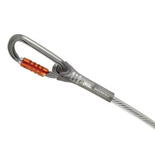 Primer plano del Anclaje Industrial Petzl Wire Strop 1M, en el que se puede apreciar su robusto cable con funda protectora y un mosquetón de bloqueo de color naranja para una fijación segura. Este producto es esencial para la seguridad en entornos de escalada o industriales.