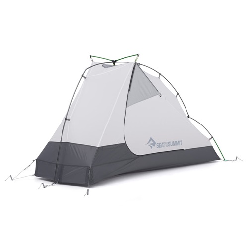 La carpa para una persona Carpa Sea To Summit Alto TR1 Plus, con un fondo blanco impecable, presenta un diseño estilizado en gris y negro. Cuenta con una ventana de malla para ventilación y muestra de manera destacada el icónico logotipo "Sea to Summit" a lo largo de su elegante costado.