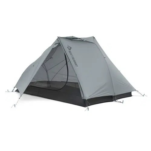 La carpa Sea To Summit Alto TR2 es una carpa gris para exteriores diseñada para 2 personas. Cuenta con un diseño minimalista, con una entrada parcialmente abierta que revela un interior de malla. Varios puntos de tensión y estacas garantizan la estabilidad, lo que la hace ideal para aventuras de campamento.