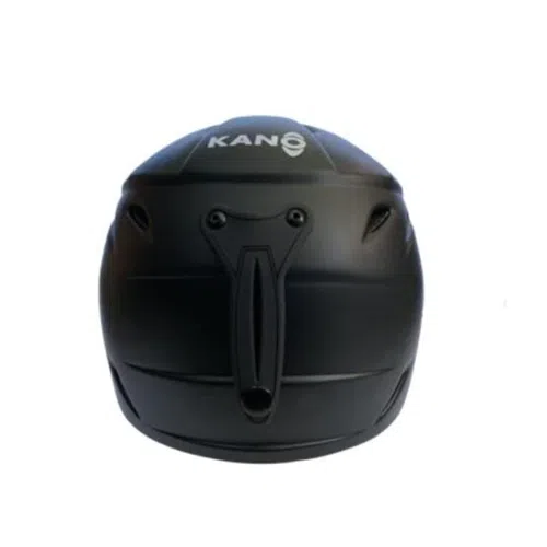El Casco Para Nieve HK1 Kano Negro es un casco para canoa de color negro, con un diseño elegante con orificios de ventilación y una visera ligera en la parte delantera, lo que lo hace ideal para cualquier aventura. El nombre de la marca "HK1 Kano" se muestra en la parte posterior.