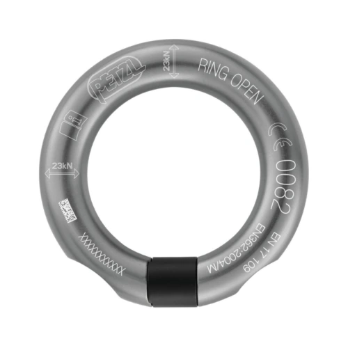 El Anillo con Cierre Multidireccional Petzl Ring Open es un anillo de metal plateado con las letras "PETZL", "Anillo con Cierre", "23 kN" y "CE 0082" grabadas. Sirve como equipo de escalada o de seguridad, cumpliendo con las normas de seguridad.