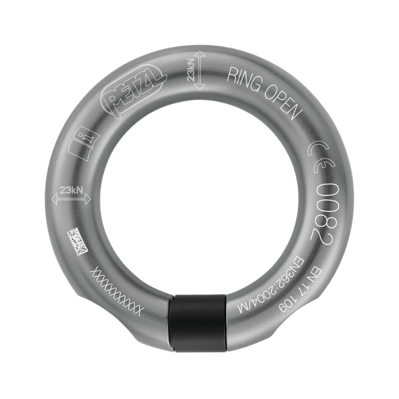 El Anillo con Cierre Multidireccional Petzl Ring Open es un anillo de metal plateado con las letras "PETZL", "Anillo con Cierre", "23 kN" y "CE 0082" grabadas. Sirve como equipo de escalada o de seguridad, cumpliendo con las normas de seguridad.