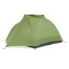 La carpa para acampar Sea To Summit Telos TR3 Plus para 3 personas es una carpa verde con forma de cúpula que cuenta con dos postes que se entrecruzan para formar la estructura. Esta carpa para 3 personas se puede montar con cuerdas tensoras, lo que brinda un espacio cómodo y perfecto para aventuras al aire libre.