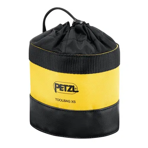 Bolsa de herramientas pequeña y cilíndrica con cierre de cordón. Esta bolsa portaherramientas es de color amarillo con la parte superior y la base en color negro. El logotipo de la marca "PETZL" y la etiqueta "TOOLBAG XS" están impresos en la parte delantera.