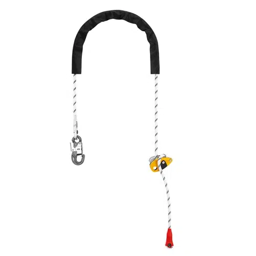 Elemento de amarre industrial Petzl Grillon Hook, elemento de amarre anticaídas con funda negra resistente, gancho Grillon metálico integrado en un extremo y mecanismo de agarre de cuerda ajustable en el otro. La cuerda industrial blanca con cordones negros está equipada con un mango rojo para facilitar su manejo.