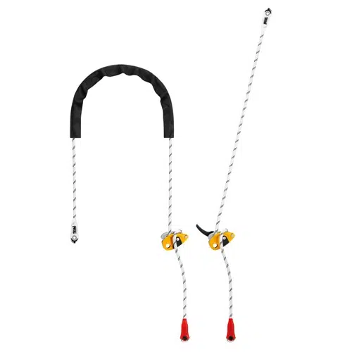 Equipo de escalada compuesto por dos dispositivos de levas de color naranja y plateado unidos a cuerdas blancas y negras con extremos rojos, además de una sección acolchada separada para protección. Ideal para uso industrial, el equipo incluye un Grillon Petzl como un eficaz elemento de amarre.