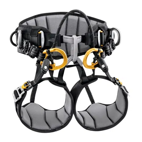 Vista detallada de un arnés de escalada negro y gris con dos mosquetones prominentes de color dorado. El Arnés Industrial Petzl Sequoia SRT cuenta con presillas para piernas y cinturón acolchados y gruesos, además de múltiples hebillas de ajuste y presillas para material, lo que demuestra su diseño resistente para escalada o montañismo.