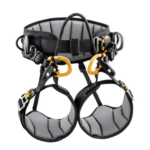 El arnés de escalada Petzl Sequoia de Arnés Industrial es de color negro y gris y cuenta con un cinturón y perneras acolchados, mosquetones amarillos y múltiples puntos de sujeción. Incluye correas ajustables para un ajuste seguro y portamateriales integrados para el equipo de escalada.