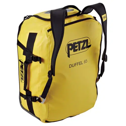 Se muestra un bolso de mano Petzl Duffle 65 amarillo con correas y asas negras. Este versátil bolso de transporte, que presenta el texto "Petzl" y "DUFFEL 65" en el frente, está diseñado para llevarse como mochila y cuenta con múltiples correas ajustables.