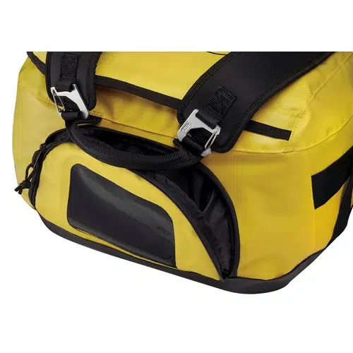 La bolsa Petzl amarilla y negra cuenta con asas resistentes y hebillas plateadas. Cuenta con un bolsillo transparente en el lateral, ideal para la identificación o para acceder fácilmente al contenido. Diseñada para un uso intensivo, esta Duffle 65 es duradera y versátil, perfecta como bolso de transporte.
