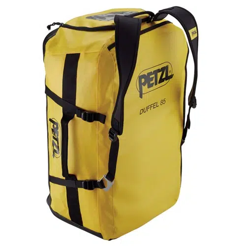 La mochila Petzl Duffle 85 amarilla, con correas negras y un logotipo, cuenta con un diseño resistente con hebillas laterales y asas para transportarla fácilmente. Su material duradero hace que este bolso de transporte sea ideal para aventuras al aire libre o viajes.