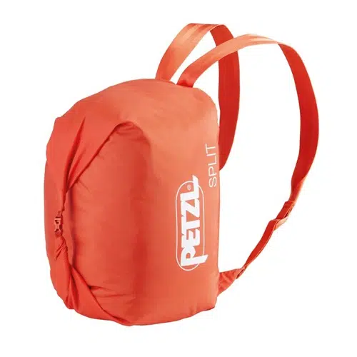 El Bolso para Cuerda Petzl Split, una mochila naranja de Petzl, se caracteriza por sus finas correas para los hombros y un gran logotipo en la parte frontal. Su diseño minimalista la hace ideal para llevar objetos ligeros.