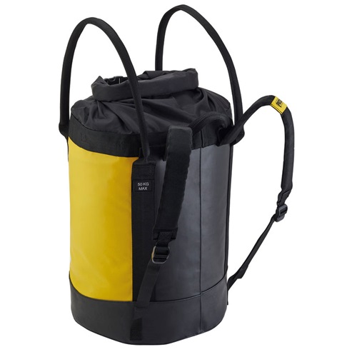Una mochila cilíndrica amarilla y negra que recuerda a un cubo Petzl, con correas acolchadas para los hombros y una abertura superior con cordón. Su diseño resistente admite cargas pesadas y tiene una etiqueta que indica "50 KG MAX", lo que la hace perfecta para aventuras exigentes.