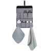 El kit de 10 piezas de utensilios de cocina para campamento de Sea To Summit incluye un organizador colgante con bolsillos grises diseñados para guardar botellas pequeñas y utensilios de cocina, lo que lo hace ideal para una cocina de campamento. También viene con dos paños de microfibra, uno gris y uno plateado, que cuelgan de la parte inferior para completar los elementos esenciales de la cocina para acampar.