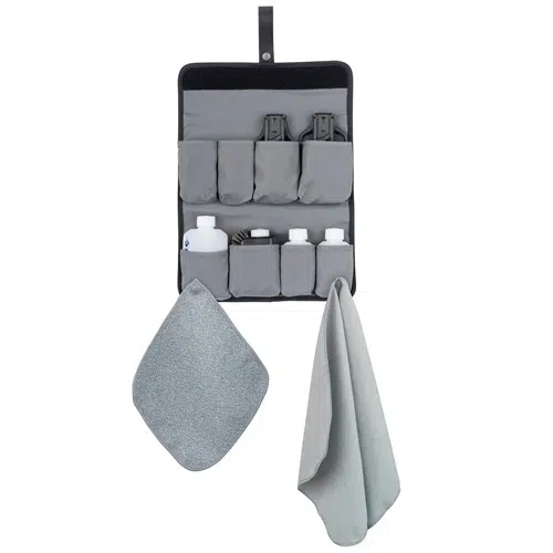El kit de 10 piezas de utensilios de cocina para campamento de Sea To Summit incluye un organizador colgante con bolsillos grises diseñados para guardar botellas pequeñas y utensilios de cocina, lo que lo hace ideal para una cocina de campamento. También viene con dos paños de microfibra, uno gris y uno plateado, que cuelgan de la parte inferior para completar los elementos esenciales de la cocina para acampar.