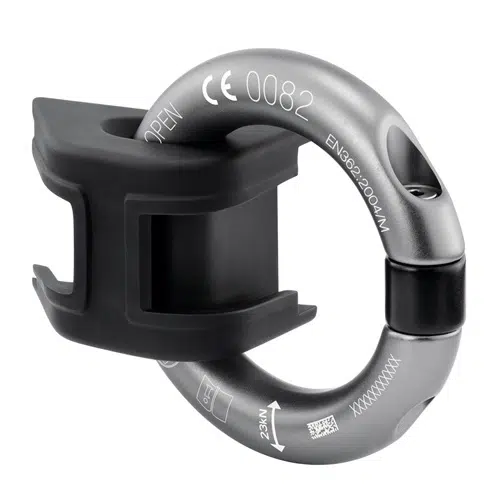 El Punto de Enganche Petzl Ring2Side, un mosquetón de color gris metalizado con mecanismo de seguridad negro para evitar su apertura accidental, está marcado con "CE 0082" y "EN362:2004/A4".