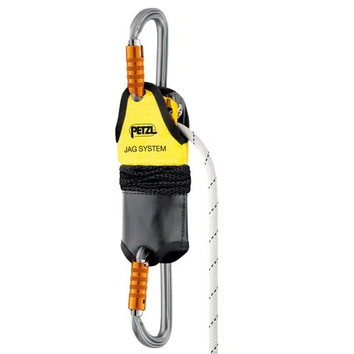 El sistema Jag de Polipasto Petzl está equipado con dos mosquetones naranjas conectados a una polea amarilla y negra, con una cuerda blanca que pasa por ella. Diseñado por expertos para tareas de rescate y elevación efectivas, garantiza confiabilidad cuando más importa.