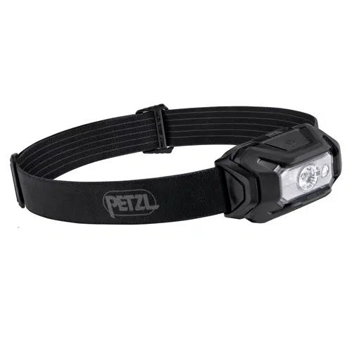 Linterna frontal Petzl Aria 1 RGB de 350 lm de color negro con banda elástica ajustable. La linterna cuenta con una unidad de luz rectangular en la parte delantera, que muestra varias bombillas detrás de una cubierta transparente. El logotipo de Petzl está impreso de forma destacada en la banda para la cabeza.