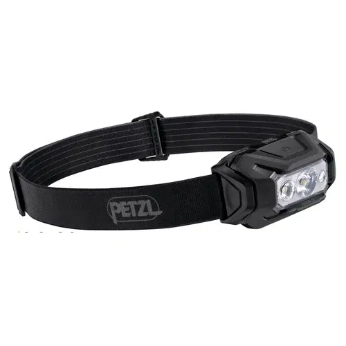Se muestra una linterna frontal Petzl Aria 2 RGB de 450 lm de color negro con correa ajustable. La linterna tiene una carcasa rectangular que contiene dos bombillas LED y un botón central. En la correa se lee "PETZL" en una fuente gris claro.