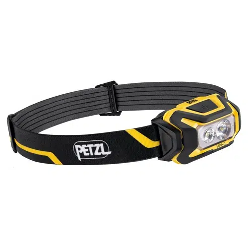La Linterna Frontal Petzl Aria 2 450lm es una linterna frontal negra y amarilla con el logotipo de PETZL en su correa ajustable. Cuenta con dos bombillas LED y un botón de encendido en la parte superior, ofreciendo detalles en negro y amarillo que le dan un aspecto duradero y deportivo.