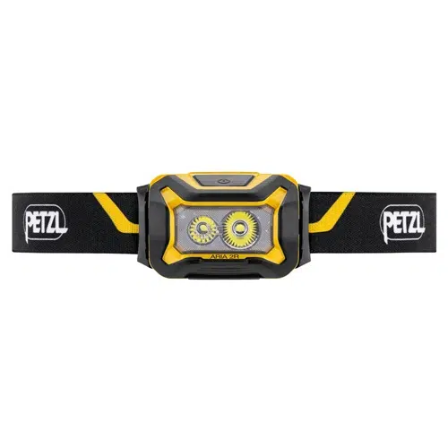 La Linterna Frontal Petzl Aria 2R 600lm, una linterna frontal Petzl compacta y robusta de color amarillo y negro, cuenta con dos lentes de luz circulares y está asegurada por una correa negra ajustable adornada con el logotipo de Petzl, ideal para actividades al aire libre.
