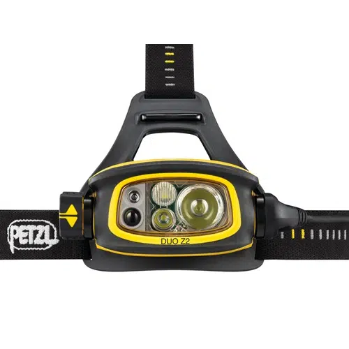 La linterna frontal Petzl Duo Z2 de 430 lm, en color negro y amarillo, viene equipada con múltiples bombillas LED y luce el icónico logotipo de Petzl en el lateral. Está montada sobre una correa negra ajustable con marcas amarillas y muestra de forma destacada "DUO Z2" en la parte delantera.
