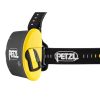 Primer plano de una linterna frontal negra y amarilla con una correa ajustable con el logotipo de Petzl. La Linterna Frontal Petzl Duo Z2 430lm cuenta con un botón prominente, perfecto para actividades al aire libre.