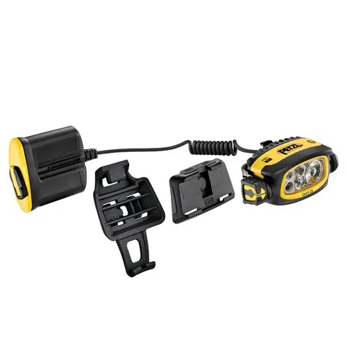 Imagen de una linterna frontal industrial Petzl Duo Z2 de 430 lm con correas ajustables y un paquete de baterías conectado. El diseño amarillo y negro presenta múltiples luces LED, junto con dos componentes de fijación que se muestran por separado al lado, lo que hace que esta linterna sea ideal para tareas exigentes.