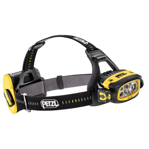 Linterna frontal Petzl Duo Z2 ajustable de 430 lm en color negro y amarillo, con múltiples luces LED y una correa con el logotipo de PETZL para una sujeción segura. La batería se encuentra en la parte posterior de la correa para la cabeza.