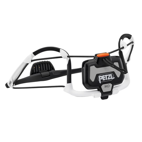 La Linterna Frontal Petzl Iko 350lm es una elegante linterna frontal en blanco y negro con correas ajustables y una unidad de luz ubicada en el centro. La marca "Petzl" se muestra elegantemente en la carcasa, lo que realza su apariencia elegante. Su diseño moderno y liviano la hace perfecta para aventuras al aire libre.