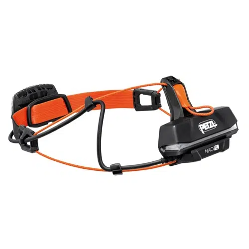 La linterna frontal Petzl Nao RL 1500lm presenta un elegante diseño en naranja y negro con una correa ajustable. Cuenta con una linterna ubicada en la parte delantera y una batería en la parte trasera, mientras que el logotipo de la marca se muestra de forma destacada en el lateral, combinando a la perfección estilo y funcionalidad.
