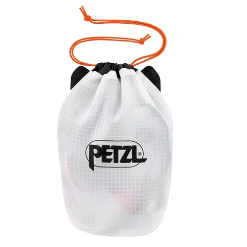Esta bolsa con cordón blanca ligeramente transparente, que presenta el logotipo de Petzl en letras negras llamativas y cordones naranjas, es ideal para que los aventureros lleven elementos esenciales livianos para exteriores como la Linterna Frontal Petzl Nao RL 1500lm.