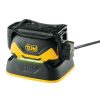Junto a la Linterna Frontal Petzl Pixa 3R, que puede emitir hasta 90 lúmenes, se muestra un cargador de batería de diseño compacto en negro y amarillo. El cargador incluye un cable de alimentación adjunto, una base lisa y muestra de forma destacada el logotipo de la marca.