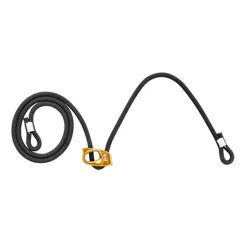 Una cuerda de escalada enrollada de color negro con bucles cosidos en cada extremo está emparejada con un Puente de Enganche Regulable Petzl para Arnés Sequoia y viene con un dispositivo de seguridad amarillo adjunto.