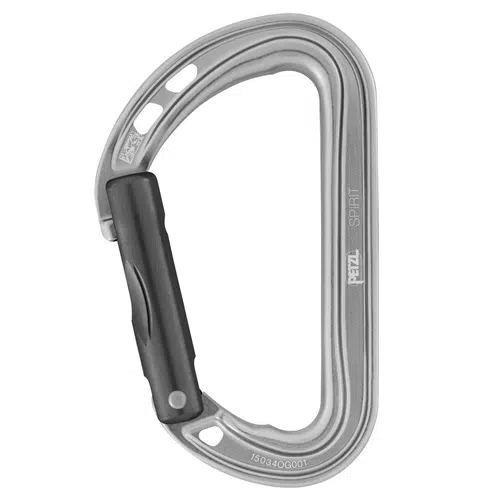 Se muestra un "Mosquetón Seguridad Petzl Spirit" plateado con cierre de compuerta negro sobre un fondo blanco. El diseño presenta tres orificios en el lado del lomo para reducir el peso y un manejo óptimo, lo que garantiza una mayor seguridad.