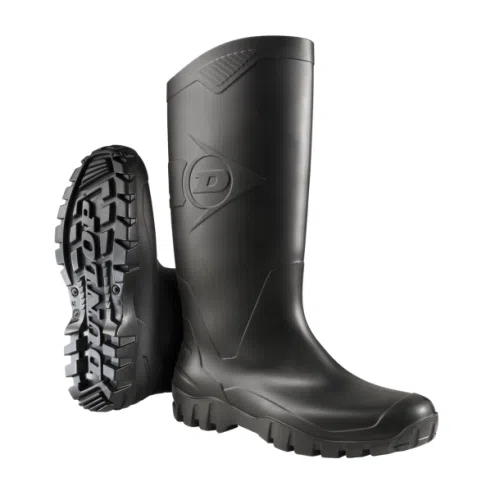 Un par de botas altas de goma negras Bota Dunlop Dane con suelas gruesas diseñadas para uso rudo. La bota izquierda está en posición vertical, mostrando el frente y el costado, mientras que la bota derecha está recostada de lado, mostrando el dibujo de la banda de rodadura en la suela. Estas botas minimalistas Bota Dunlop Dane combinan un diseño elegante con funcionalidad.