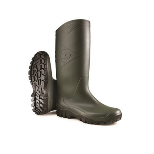 Un par de botas altas de goma Dunlop de color verde con suelas resistentes y con dibujo. Una bota está en posición vertical y la otra está ligeramente inclinada, lo que revela su dibujo grueso para mayor tracción.